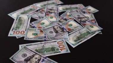 Masaya peş peşe düşen 100 dolarlık banknotlar. Yavaş Hareket Düşen Para Doları. Yüksek kaliteli FullHD görüntüler