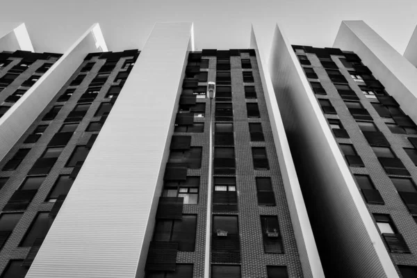 Visão Baixo Ângulo Bloco Apartamentos Preto Branco — Fotografia de Stock