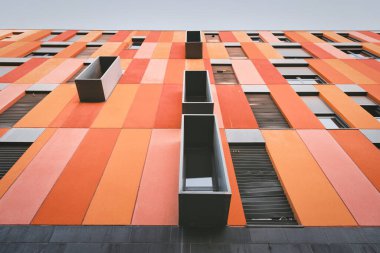 Modern bir renk binasının düşük açılı görüntüsü.