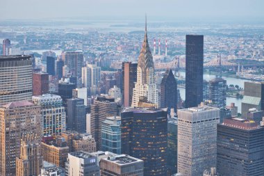 Büyük şehrin yatay altın saat çekimleri. Işıklar açık.