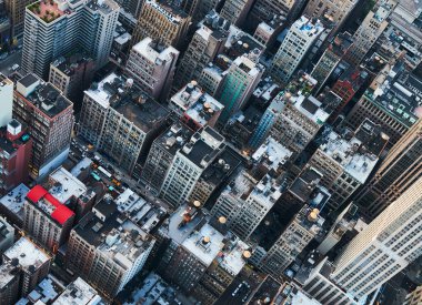 Gün batımında yukarıdan New York 'un çatılarını çekiyoruz.