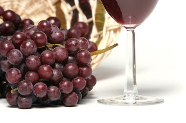 Kırmızı şarap ve kırmızı üzüm.