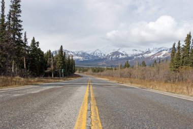 Alaska Sıradağları 'ndan geçen otoyol.