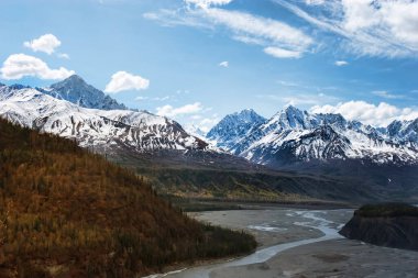 Alaska 'da karlı yüksek dağlar