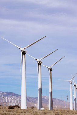 Rüzgar türbini çiftliği temiz enerji üretiyor