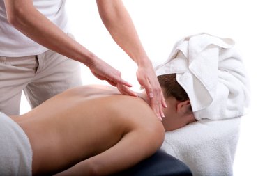 Masaj terapisti sırt masajı yapıyor.