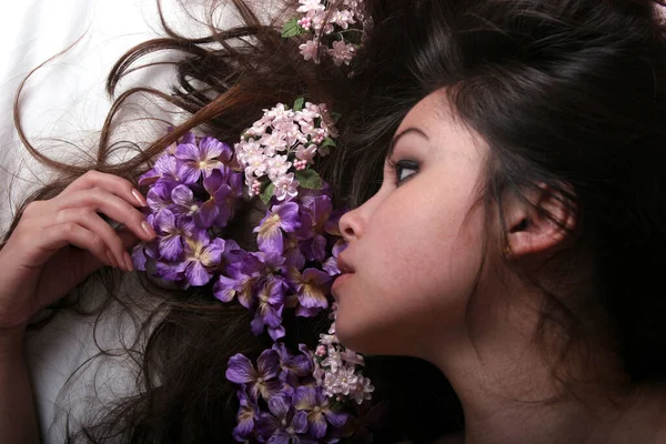 Piękna Kobieta Kwiatami Włosach — Zdjęcie stockowe