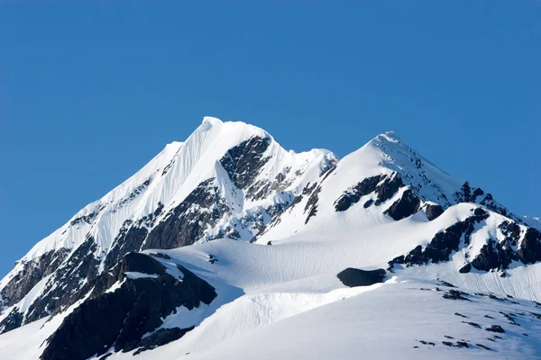 Kış boyunca karlı dağlar