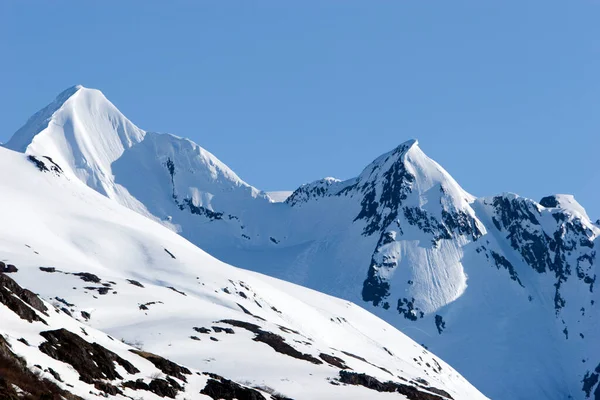 Montañas Nevadas Finales Del Invierno —  Fotos de Stock