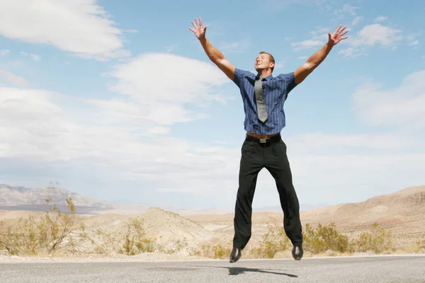 Счастливый Бизнесмен Прыгает Воздух — стоковое фото