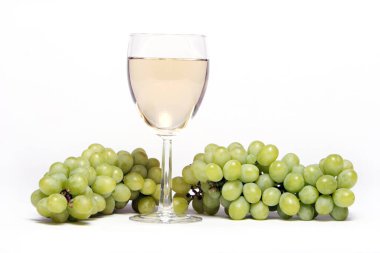 Beyaz şarap ve yeşil üzüm.