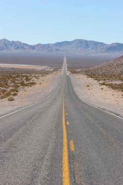 Uzun bir çöl yolu.