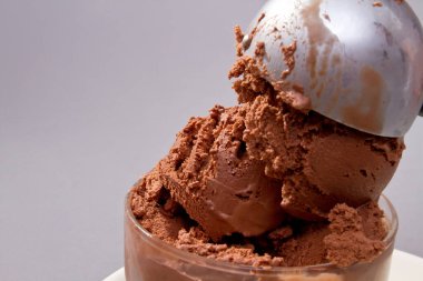 Tatlı olarak çikolatalı dondurma.