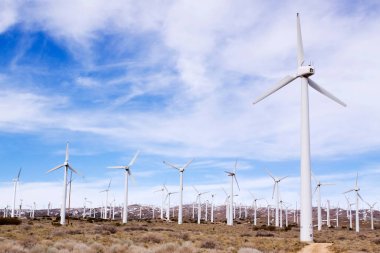 Rüzgar türbini çiftliği temiz enerji üretiyor