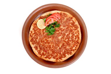 Lezzetli Türk pizzası lahmacun, kil tavada.