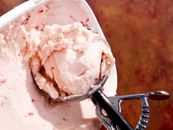 Lezzetli Taze Çilekli Dondurma — Stok fotoğraf