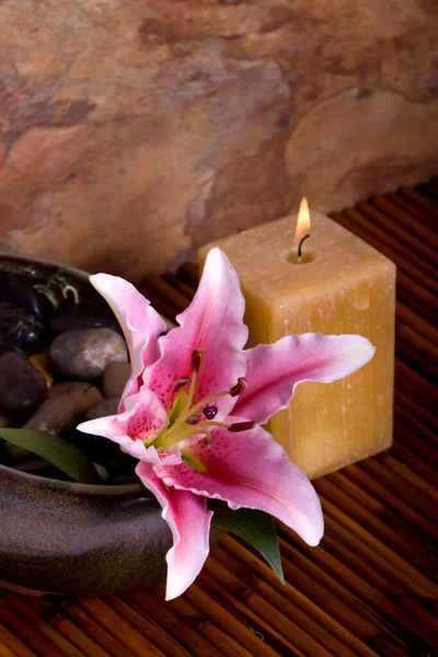 분홍빛 치료를 대나무 촛불을 태운다 — 스톡 사진
