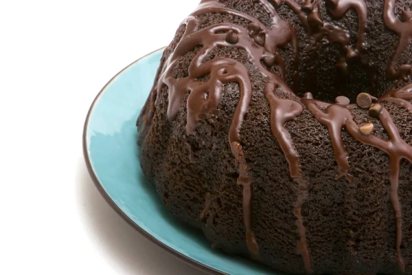 beyaz zemin üzerine lezzetli çikolatalı kek