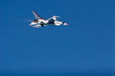 F-16 Thunderbird savaş uçağı uçuş sırasında
