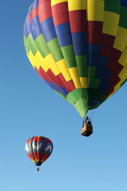 Mavi gök renkli sıcak hava balonu