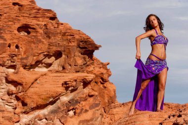 Çölde güzel seksi göbek dansçısı