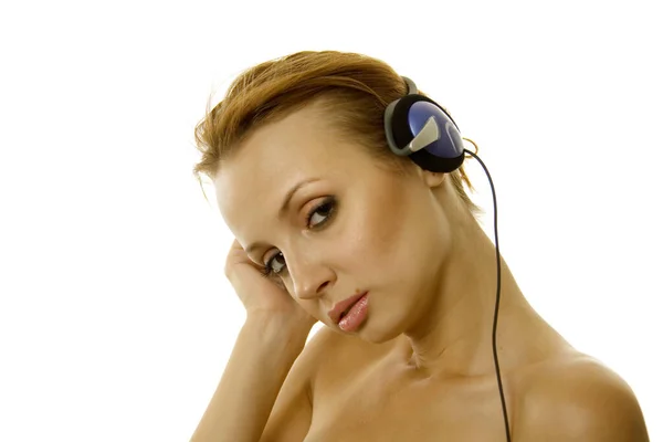 Ung Kvinna Lyssnar Musik — Stockfoto