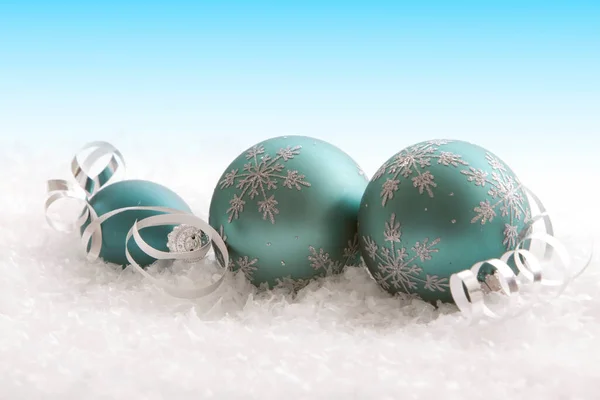Krásné Vánoční Ozdoby Stuhy Sněhu — Stock fotografie