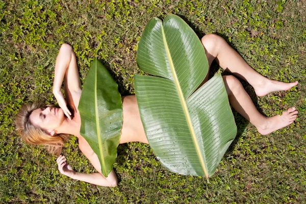 Mulher Sexy Coberta Folhas Banana — Fotografia de Stock