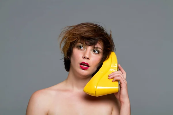 Žena Používá Botu Jako Telefon — Stock fotografie