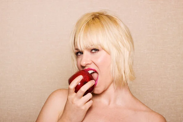 Žena Jíst Červené Jablko — Stock fotografie