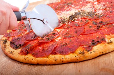 Lezzetli ev yapımı biberli pizza servis etmeye hazır.