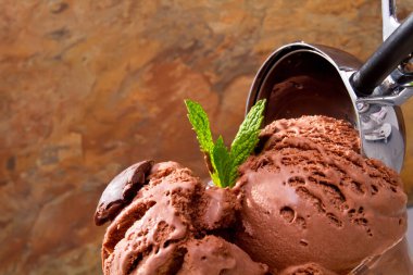 Tatlı olarak çikolatalı dondurma.