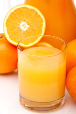 Beyaz zemin üzerinde portakal suyu olan portakallar
