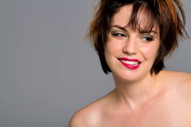 Makyajlı ve kısa saçlı güzel bir kadın.