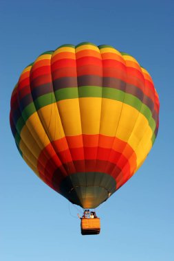 Mavi gök renkli sıcak hava balonu