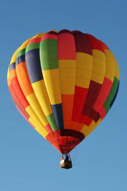 Mavi gök renkli sıcak hava balonu