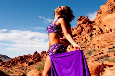 Çölde güzel seksi göbek dansçısı