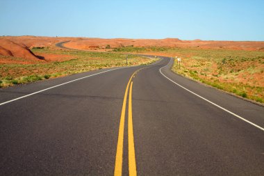 Arizona 'daki Chelly Kanyonu' na giden viraj yolu.