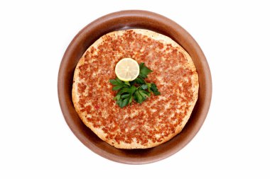 Lezzetli Türk pizzası lahmacun, kil tavada.