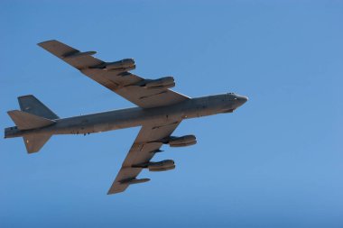 Hava gösterisinde uçan B52 ağır bumber uçağı