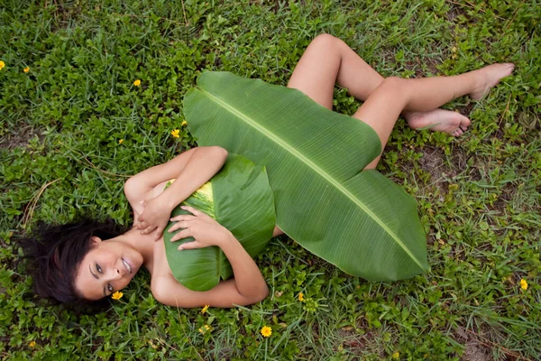 Sexy Frau Mit Bananenblatt Bedeckt — Stockfoto