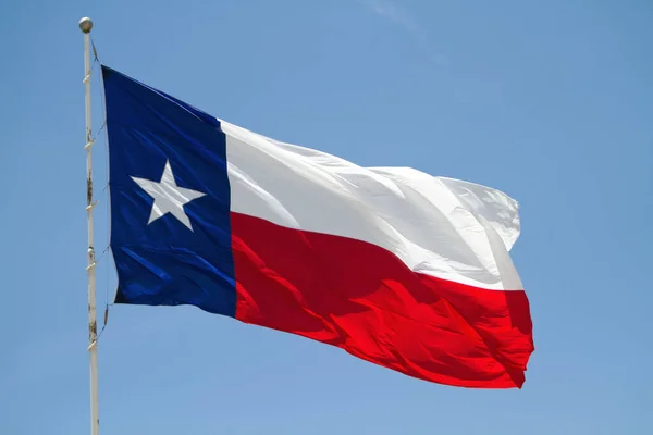 Mavi gökyüzüne karşı Teksas bayrağı