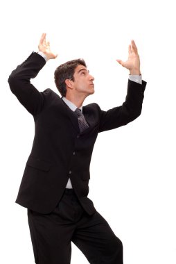 Koyu takım elbiseli iş adamı sunum yapıyor.