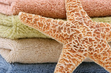 Denizyıldızı ve renkli spa ya da banyo havlusu