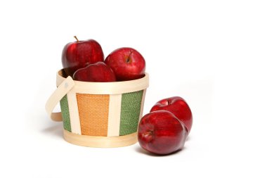 Kırmızı lezzetli elmalar sepette