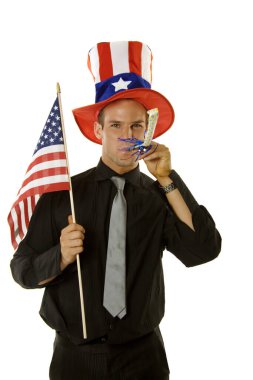 4 Temmuz 'u kutlayan genç bir adam.