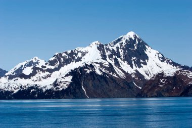 Baharda karlı dağ zirveleri