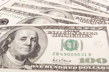 Bir sürü yüz dolarlık banknot.