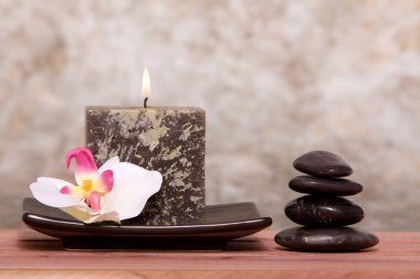 Spa mumu ve dengeli taşlar ile orkide