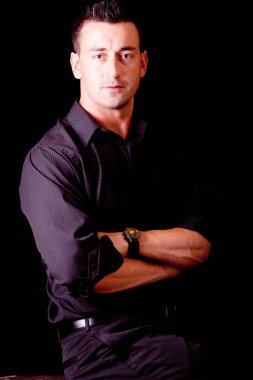 Koyu renk gömlekli ve pantolonlu yakışıklı adam.